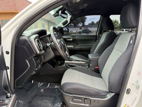 Used 2021 Toyota Tacoma TRD Off-Road w/ Technology Package AWD/4WD image 9