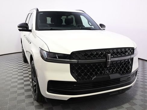 New 2026 Lincoln Navigator Reserve w/ Jet Appearance Package AWD/4WD image 9