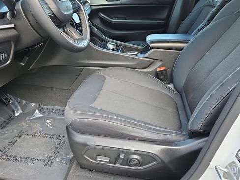 Used 2024 Jeep Grand Cherokee Laredo image 12