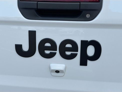 Used 2022 Jeep Gladiator Sport image 11