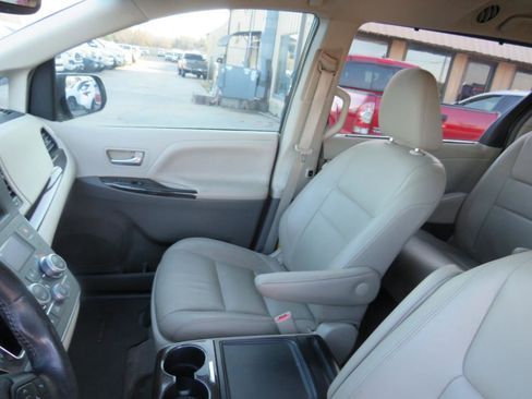 Used 2015 Toyota Sienna XLE w/ XLE Navigation Package FWD image 18