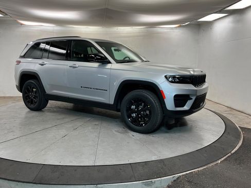 New 2025 Jeep Grand Cherokee 4WD image 7