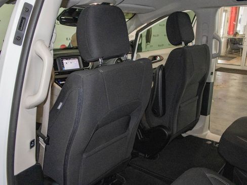 Used 2024 Chrysler Voyager LX FWD image 9