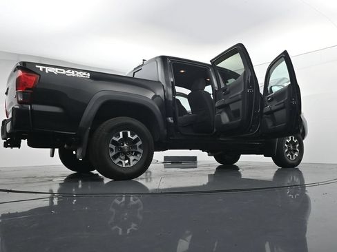 Used 2018 Toyota Tacoma TRD Off-Road w/ Technology Package AWD/4WD image 29