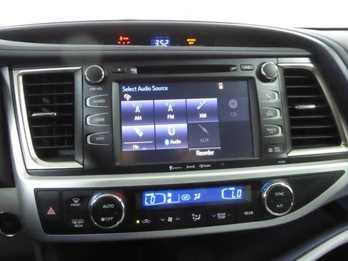 Used 2019 Toyota Highlander XLE AWD/4WD image 14