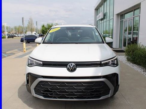 Used 2025 Volkswagen Taos SE w/ Panoramic Sunroof Package AWD/4WD image 2