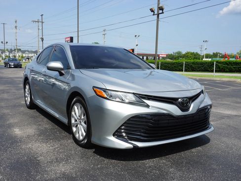 Used 2020 Toyota Camry LE FWD image 3