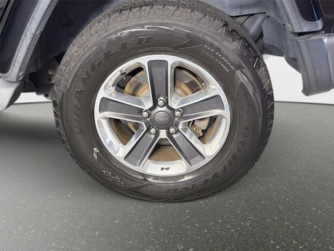 Used 2019 Jeep Wrangler Unlimited Sahara AWD/4WD image 27