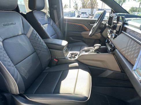 Used 2024 GMC Canyon Denali image 13