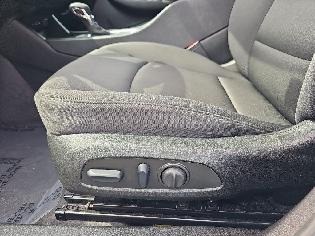 Used 2025 Chevrolet Malibu LT FWD image 28