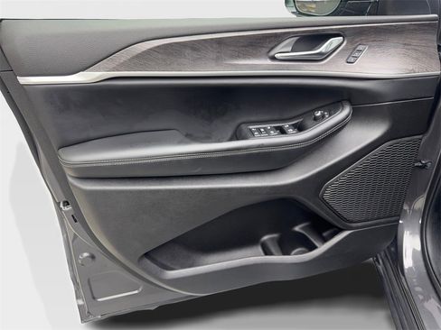 Used 2024 Jeep Grand Cherokee L Limited w/ Luxury Tech Group II image 33