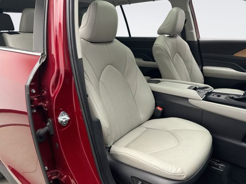 Used 2024 Toyota Grand Highlander AWD image 15