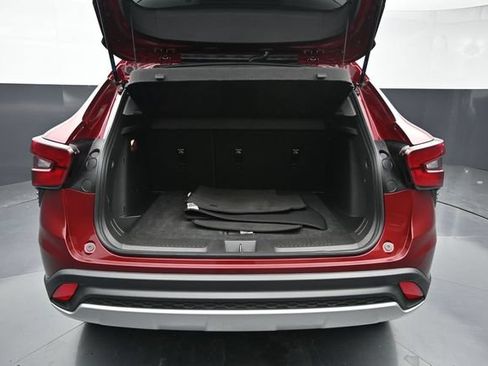 Used 2025 Chevrolet Trax LT FWD image 9