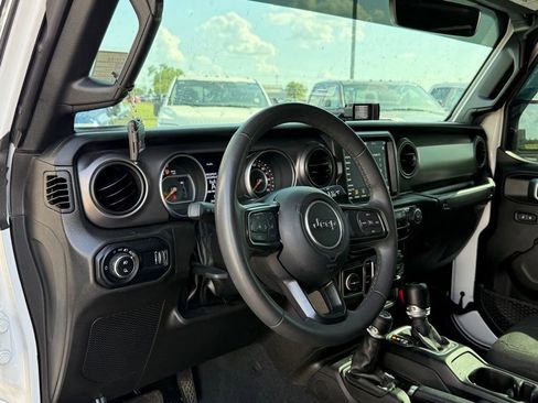 Used 2023 Jeep Gladiator Sport AWD/4WD image 4