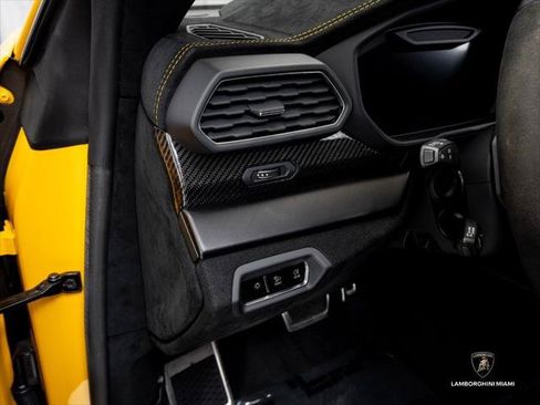 Used 2024 Lamborghini Urus Performante AWD/4WD image 30
