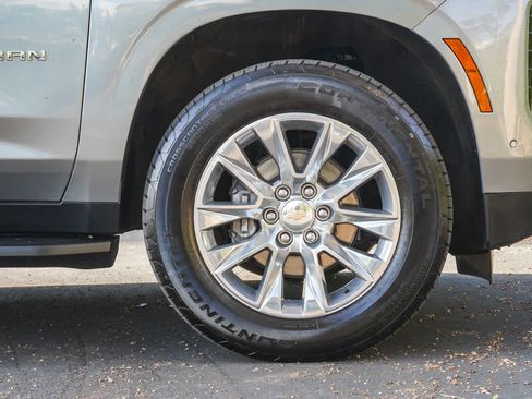 Used 2025 Chevrolet Suburban Premier AWD/4WD image 9