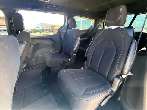 Used 2023 Chrysler Pacifica Touring image 17