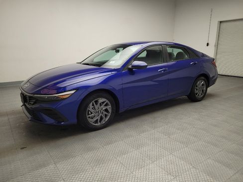 Used 2024 Hyundai Elantra Blue image 2