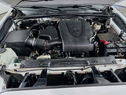 Used 2019 Toyota Tacoma TRD Sport AWD/4WD image 31
