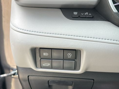 Used 2023 Toyota Highlander XLE FWD image 16