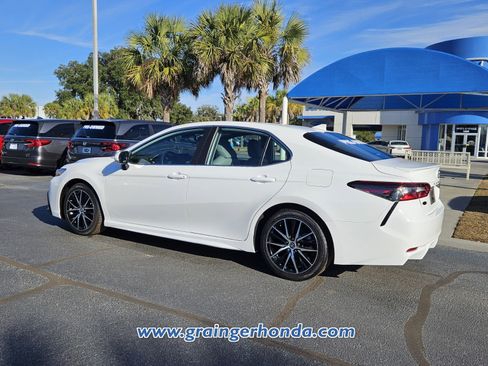 Used 2024 Toyota Camry SE image 3