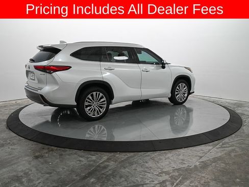 Used 2023 Toyota Highlander Platinum FWD image 6