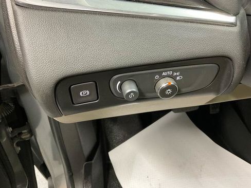 Used 2019 Buick Enclave Essence FWD image 13