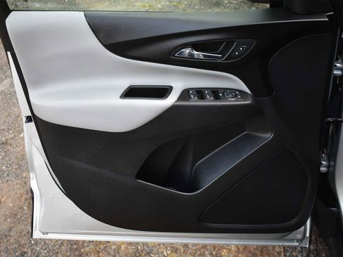 Used 2021 Chevrolet Equinox LS AWD/4WD image 24