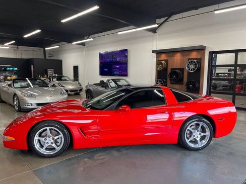 Used 2001 Chevrolet Corvette Coupe w/ Preferred Equipment Group2 RWD image 4