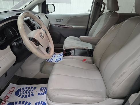 Used 2014 Toyota Sienna XLE FWD image 21