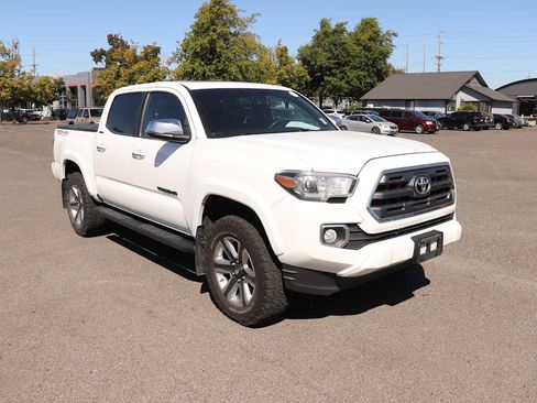 Used 2017 Toyota Tacoma Limited w/ Tow Package AWD/4WD image 3