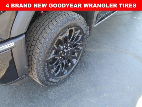 Used 2024 GMC Sierra 2500 Denali w/ Denali Reserve Package AWD/4WD image 3