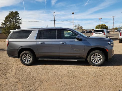 Used 2022 Chevrolet Suburban LT image 5