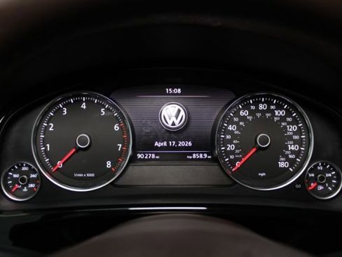 Used 2015 Volkswagen Touareg Sport image 12
