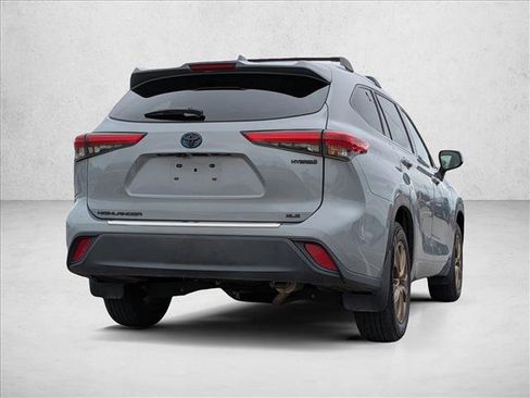 Used 2022 Toyota Highlander Bronze Edition image 5