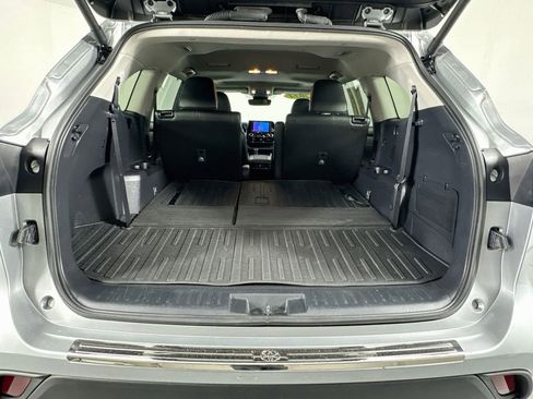 Used 2024 Toyota Highlander XLE FWD image 26