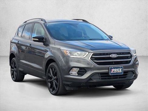 Used 2017 Ford Escape Titanium image 3