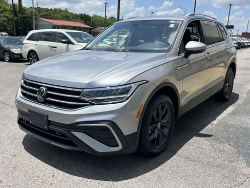 Used 2024 Volkswagen Tiguan SE FWD image 4