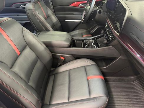 Used 2024 Chevrolet Traverse RS image 18