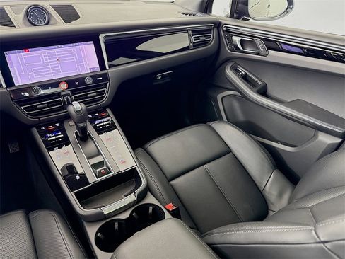 Certified 2025 Porsche Macan image 26