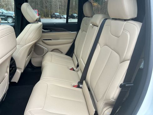 New 2025 Jeep Grand Cherokee Limited w/ Luxury Tech Group II image 32