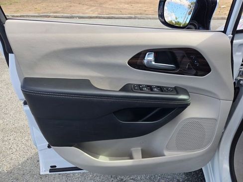 Used 2023 Chrysler Pacifica Touring-L image 20