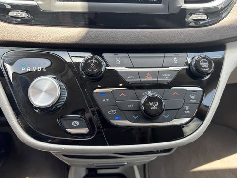 Used 2021 Chrysler Voyager LX image 33