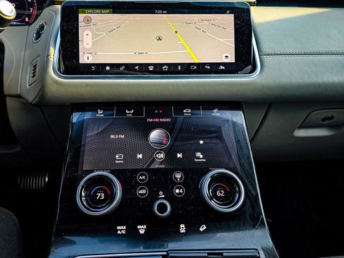 Used 2018 Land Rover Range Rover Velar R-Dynamic SE image 17