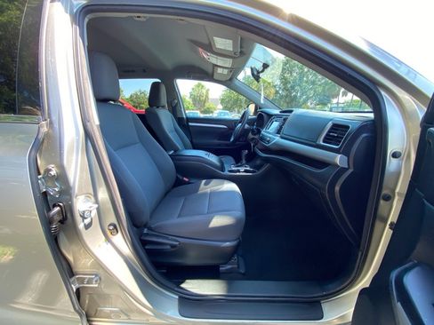 Used 2016 Toyota Highlander LE image 32