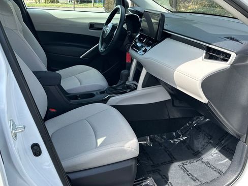 Used 2024 Toyota Corolla Cross L image 9