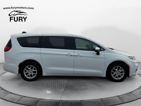 Used 2023 Chrysler Pacifica Touring-L FWD image 2