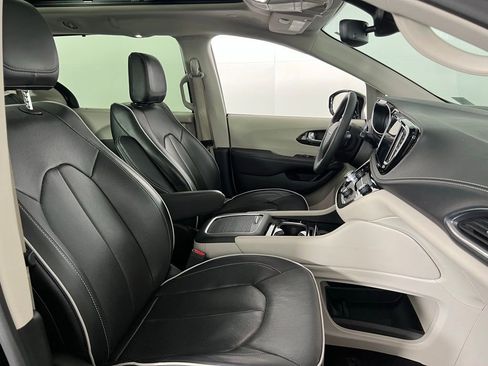 Used 2024 Chrysler Pacifica Limited image 35