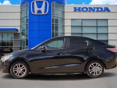 Used 2019 Toyota Yaris L image 3