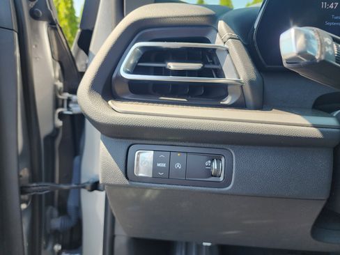 Used 2025 Chevrolet Traverse LT image 27